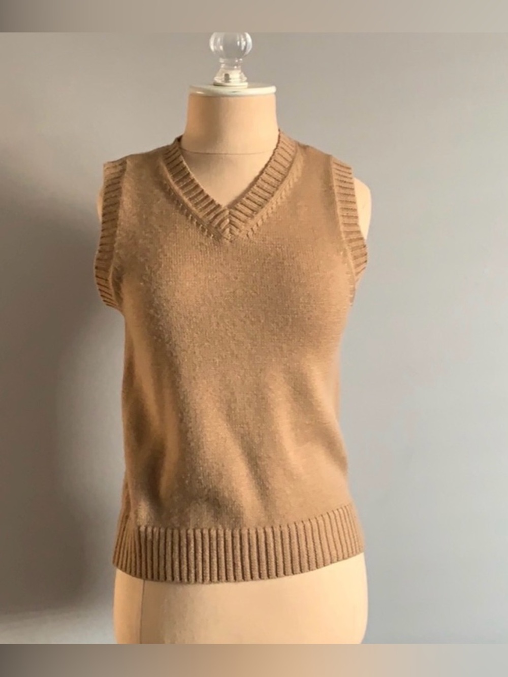 Club Monaco Tan Camel Sleeveless V-neck Sweater Vest Size Small